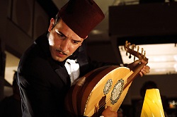 Jean Dujardin jouant de l'oud