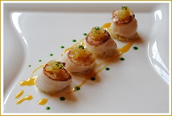 Noix de saint-jacques étuvée d'endives à l'anis sauce agrumes chutney de pommes Étuvée de saint-jacques
