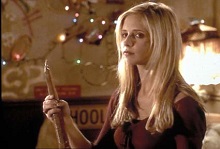 Buffy tenant un pieu Buffy tenant un pieu